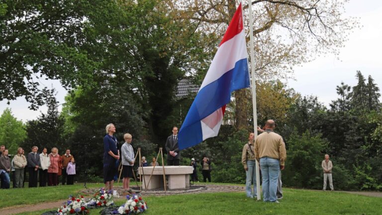 Stille tocht en kranslegging Joods monument in Hoogezand