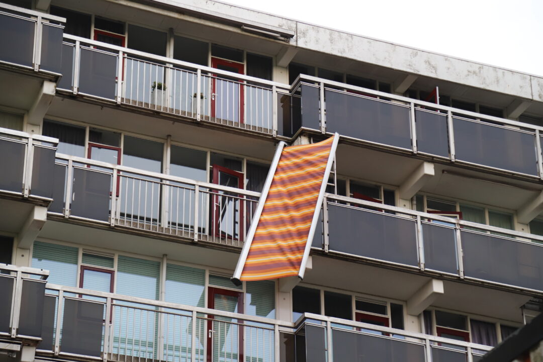 Zonnescherm waait los Hoofdstraat in Hoogezand