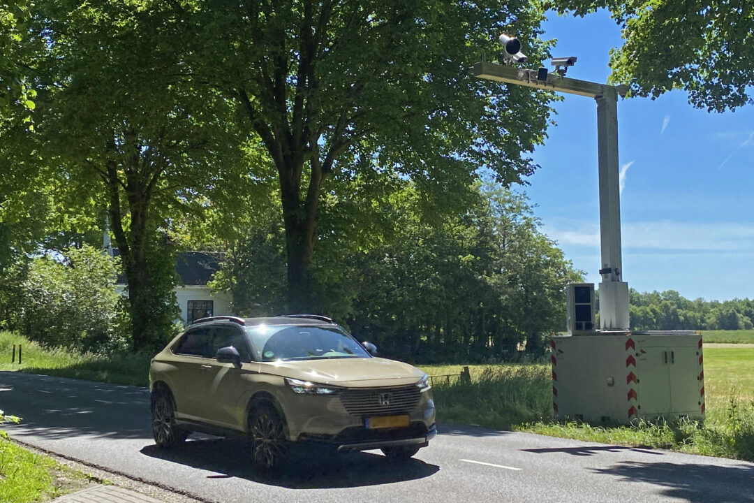 Focusflitser op Woldweg controleert op telefoongebruik achter het stuur