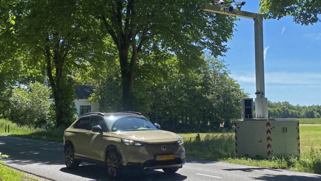 Focusflitser op Woldweg controleert op telefoongebruik achter het stuur