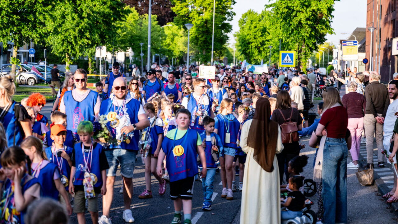 Hoogezand - De intocht van de 80e Avondvierdaagse in Hoogezand.