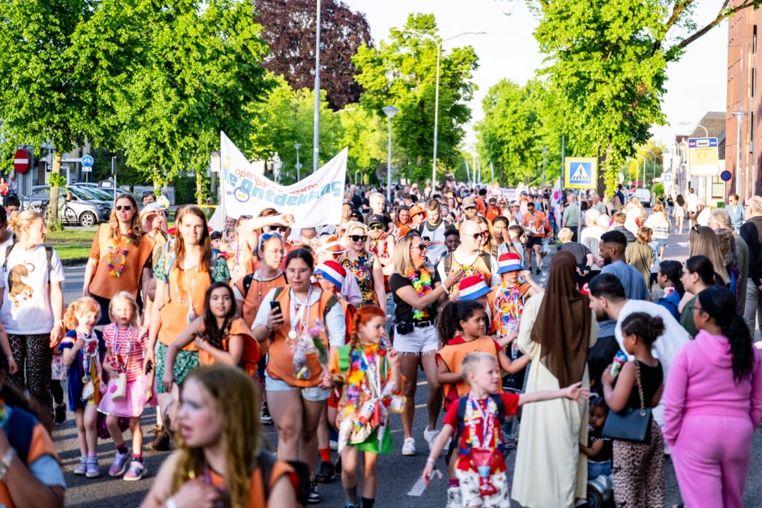 Hoogezand - De intocht van de 80e Avondvierdaagse in Hoogezand.