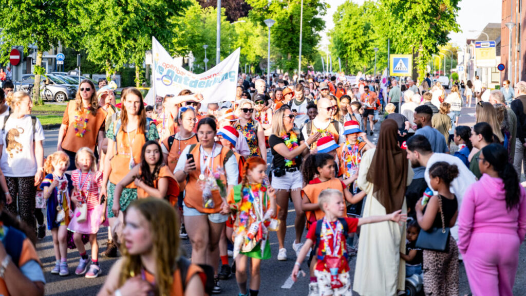 Hoogezand - De intocht van de 80e Avondvierdaagse in Hoogezand.