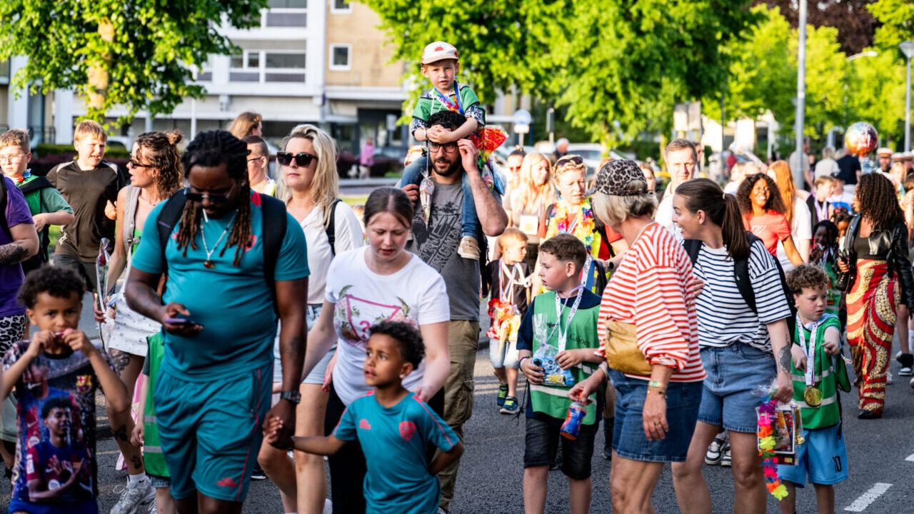 Hoogezand - De intocht van de 80e Avondvierdaagse in Hoogezand.
