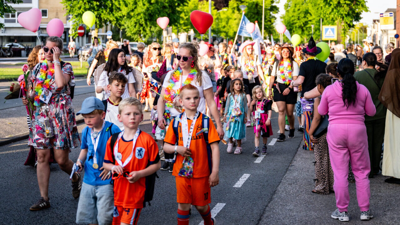 Hoogezand - De intocht van de 80e Avondvierdaagse in Hoogezand.