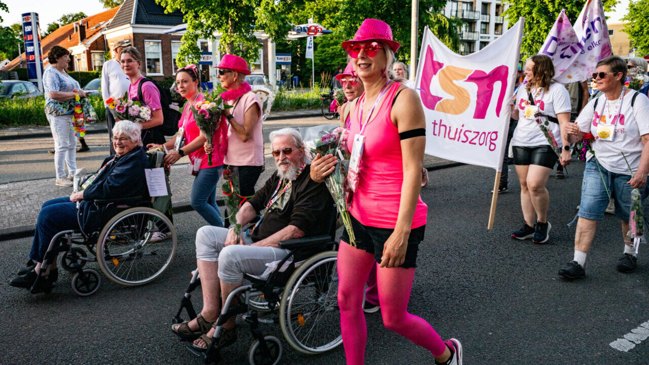 Hoogezand - De intocht van de 80e Avondvierdaagse in Hoogezand.