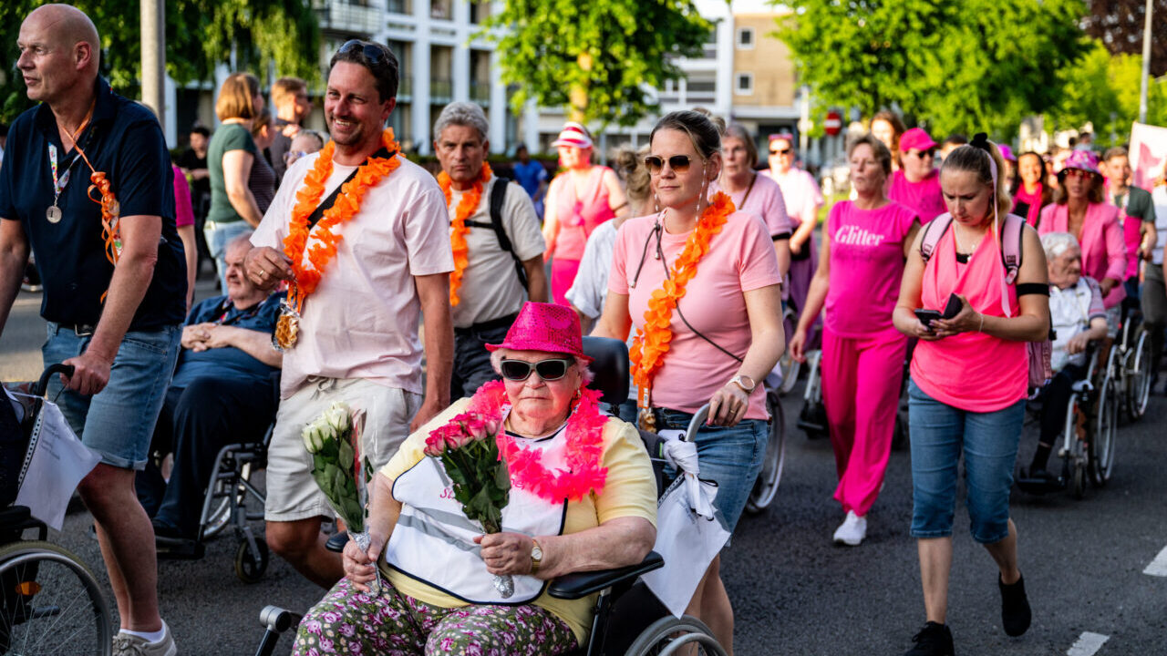 Hoogezand - De intocht van de 80e Avondvierdaagse in Hoogezand.
