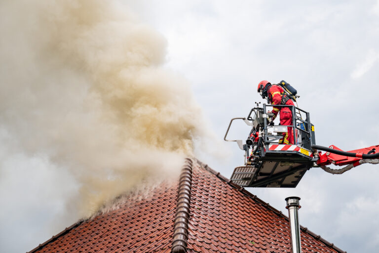 Bovenverdieping van woning aan de Kalkwijk in Hoogezand verwoest door brand.