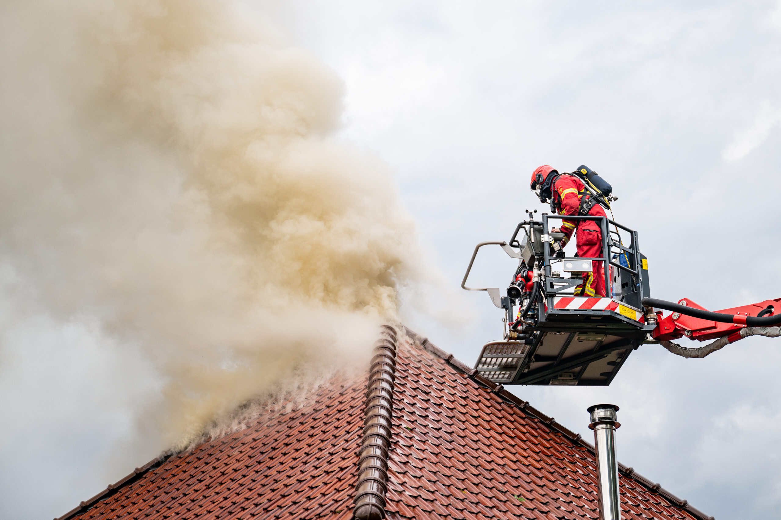 Bovenverdieping van woning aan de Kalkwijk in Hoogezand verwoest door brand.
