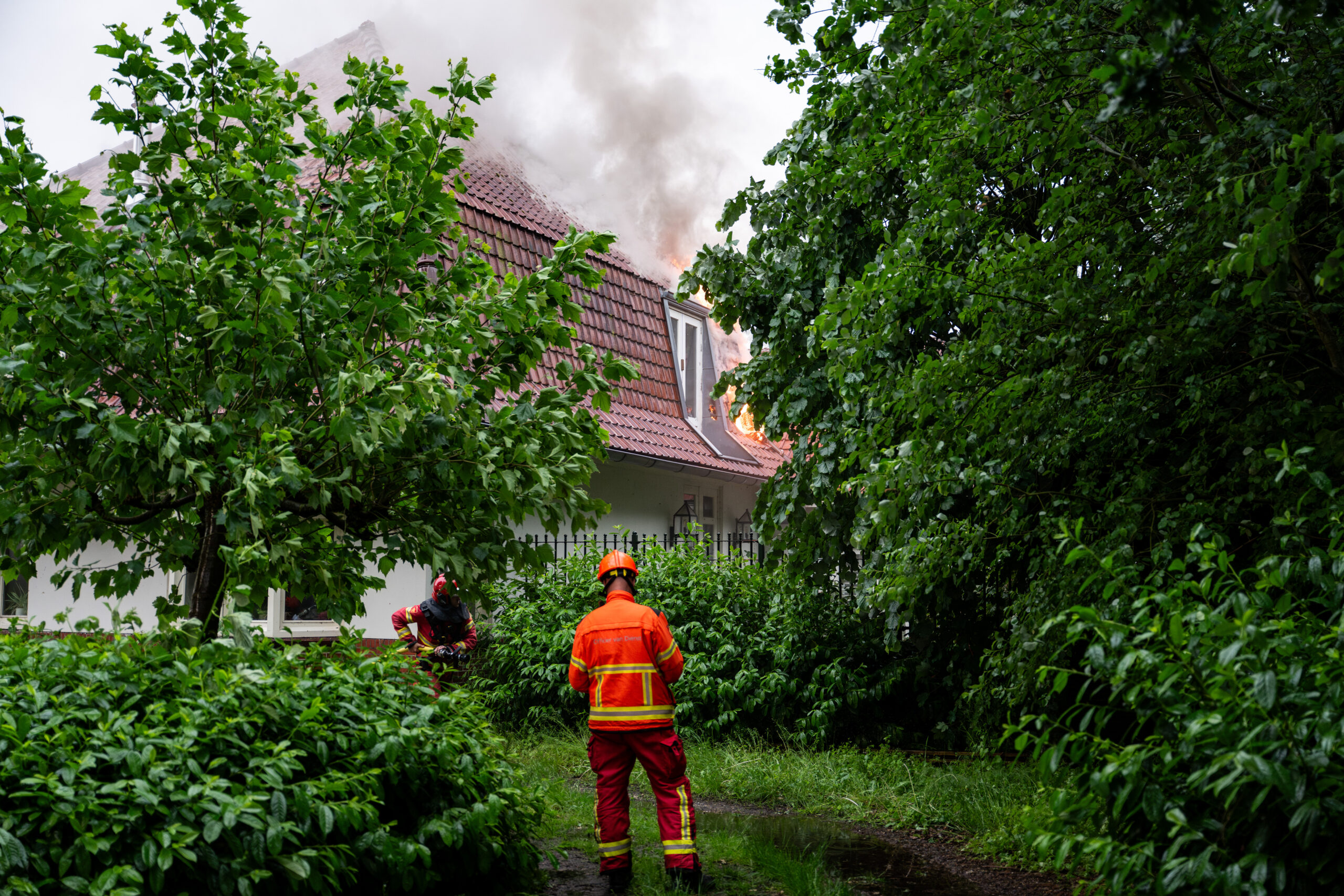 Bovenverdieping van woning aan de Kalkwijk in Hoogezand verwoest door brand.
