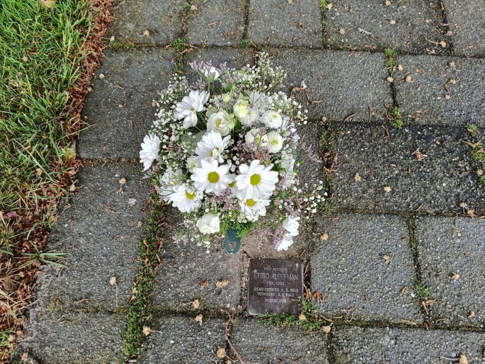 Bloemen Stolpersteine Woudbloem