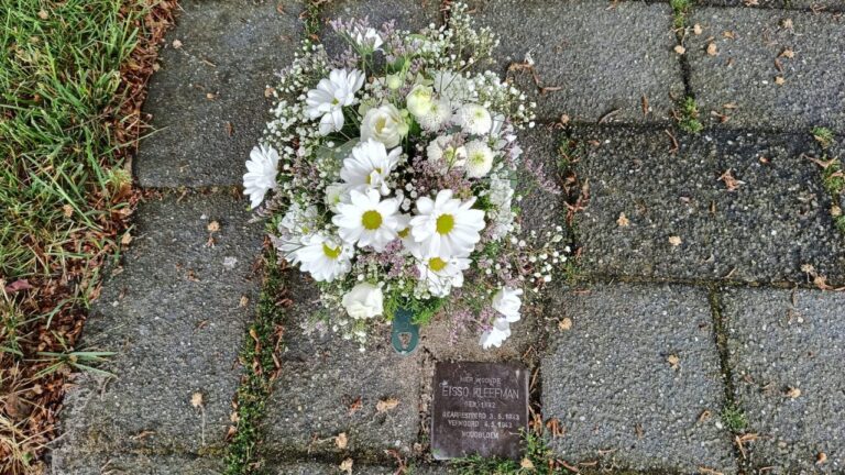 Bloemen Stolpersteine Woudbloem