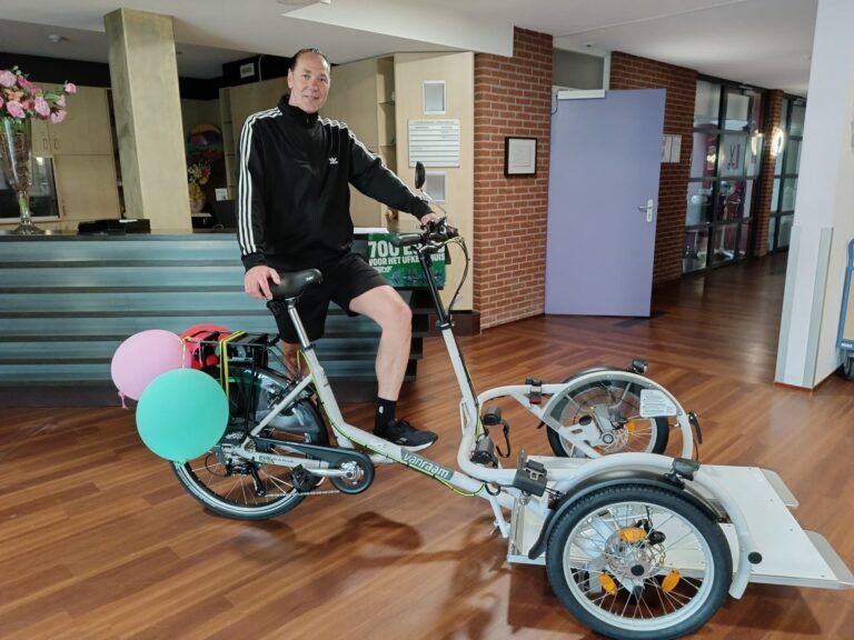 Elroy van der Meulen met de rolstoelfiets