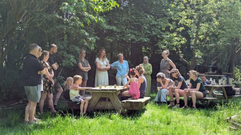 Wildplukwandeling in de Grunotuin met Ilse Donker tijdens de Week van de Biodiversiteit
