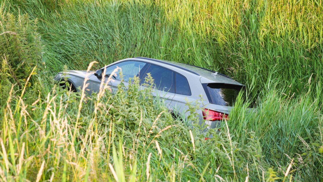 Automobilist belandt in sloot bij Lageland