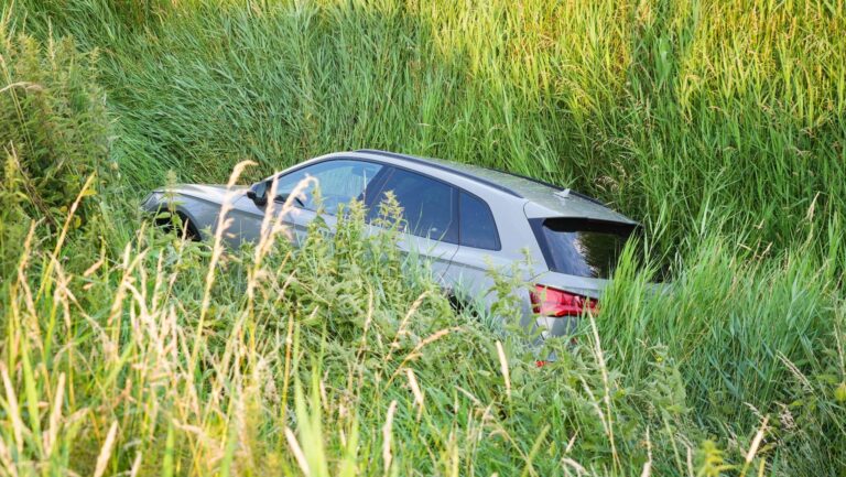 Automobilist belandt in sloot bij Lageland