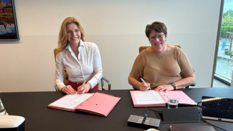 28 sociale huurwoningen aan Zonneweg, ondertekening Eriane vd burg en lefier
