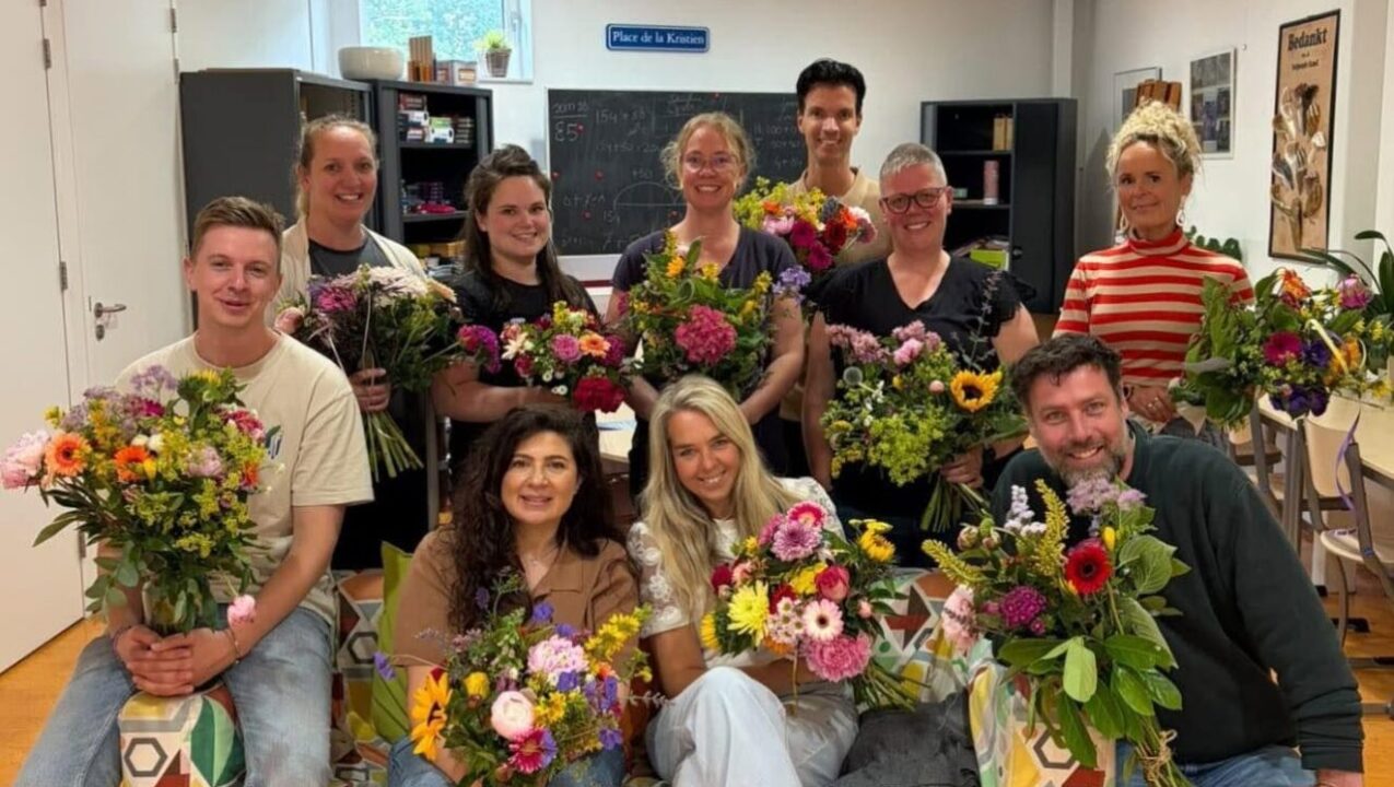 Leerlingen geven bloem, Inspecteur America school Noordbroek