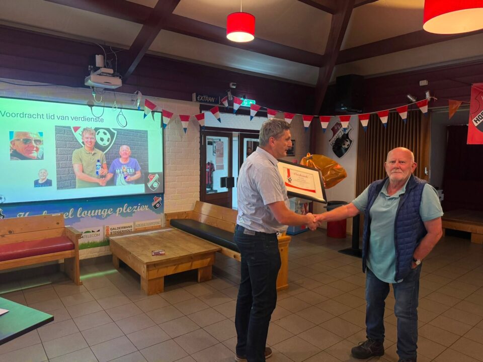 Piet Pruim krijgt onderscheiding v.v. Hoogezand