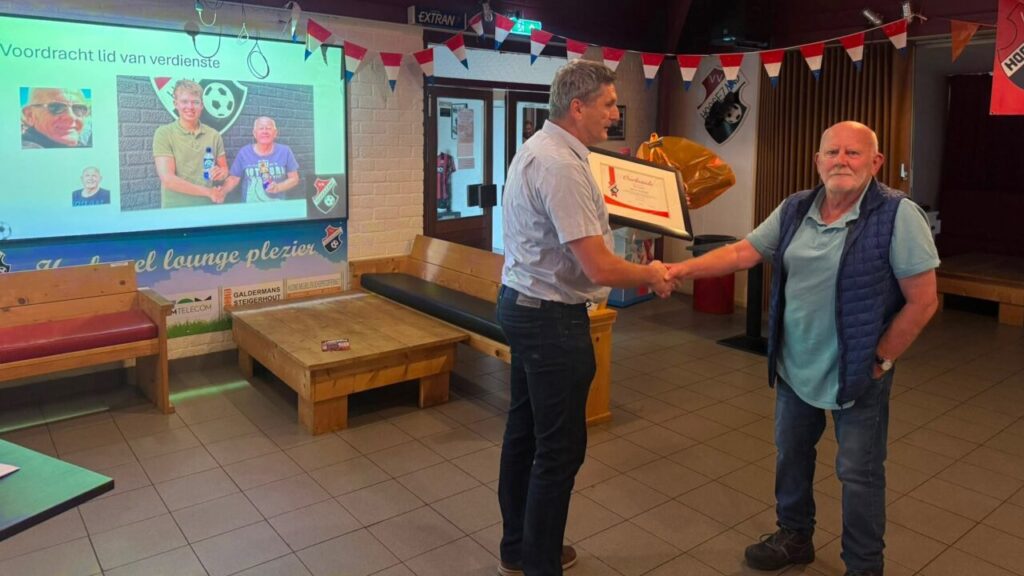 Piet Pruim krijgt onderscheiding v.v. Hoogezand