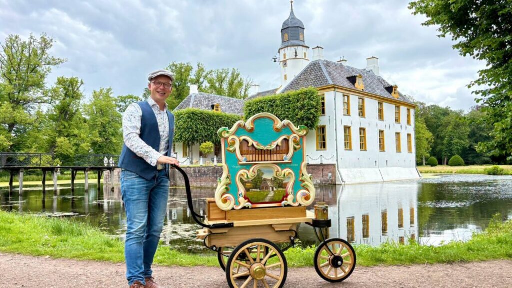 Orgelman Joris ten Have bij de Fraeylemaborg Slochteren