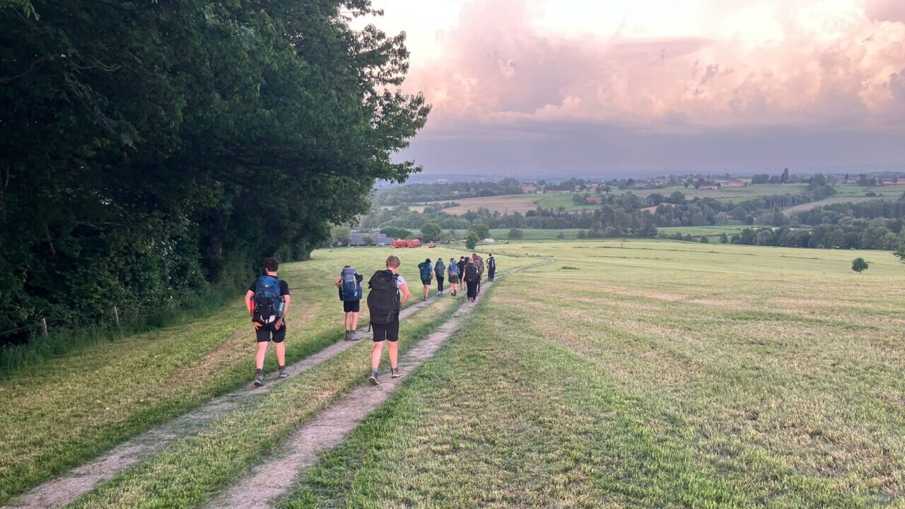 Ardennentocht 2026 - groep 2 bepakt en bezakt onderweg in de Ardennen 2