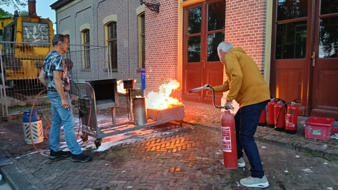 Klaas Jan Stubbe probeert een brand met vloeibare stoffen te blussen.