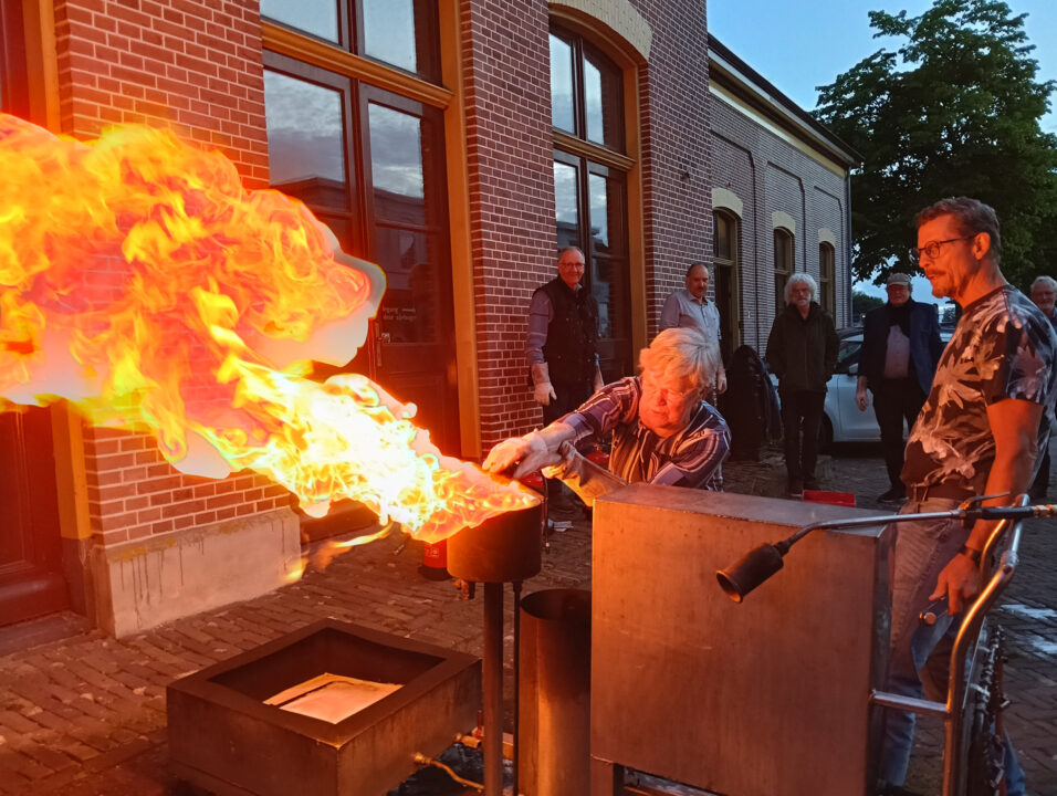 BHV-cursussen, Tram en Treinmuseum,Heika van Hoogenhuizen dooft de vlam in de pan