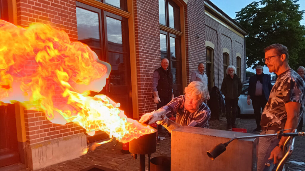 BHV-cursussen, Tram en Treinmuseum,Heika van Hoogenhuizen dooft de vlam in de pan