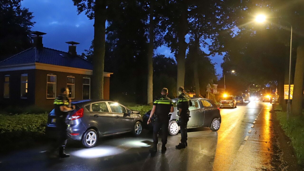 Bestuurder aangehouden na botsing Hoofdweg, Froombosch