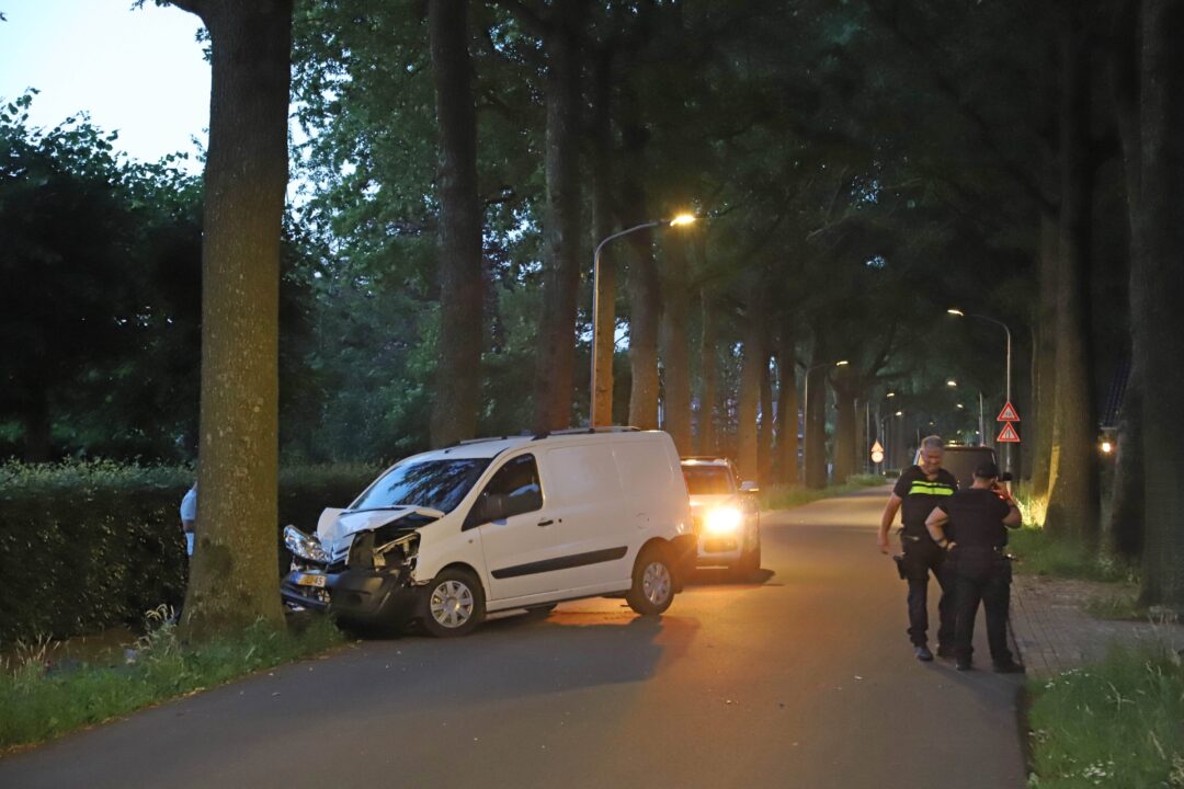 Bestelbus botst tegen boom in Froombosch