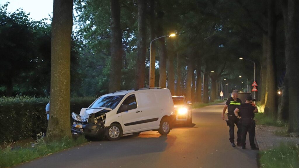 Bestelbus botst tegen boom in Froombosch