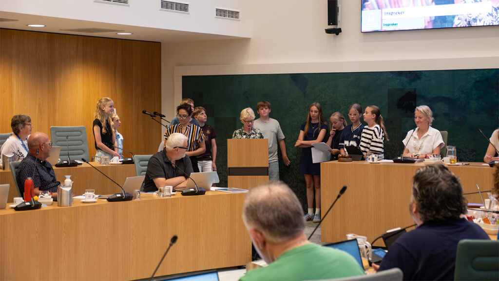 Kinderraad dient motie tegen pesten in (25 jun 2026) spreken
