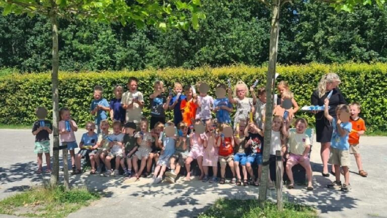 Leerlingen Inspecteur Amerikaschool krijgen ijsjes