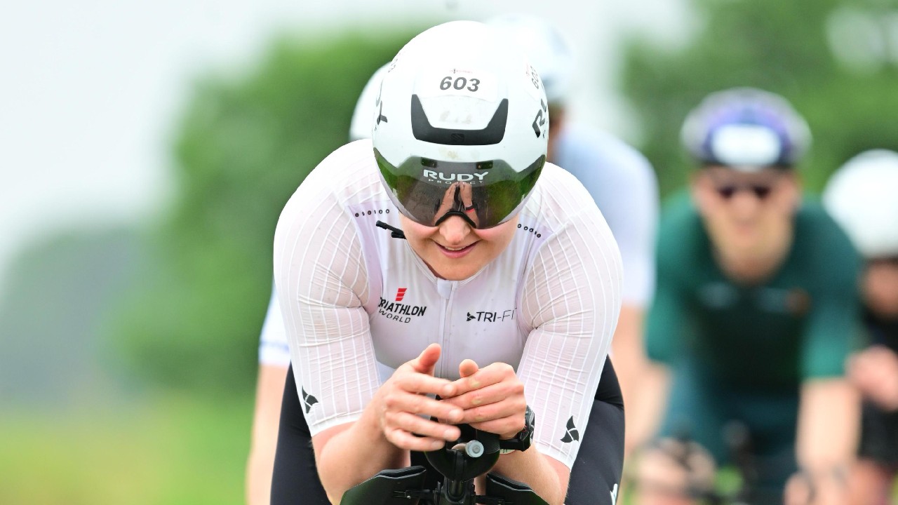 Triatlete Steffi Hu-Menzinga uit Hoogezand heeft de middenafstand van Tri Amsterdam gewonnen