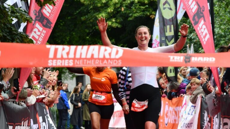 Triatlete Steffi Hu-Menzinga uit Hoogezand heeft de middenafstand van Tri Amsterdam gewonnen.1