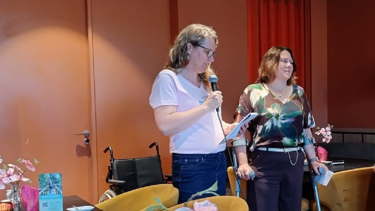 Uitreiking ontdekgids aan wethouder Bos