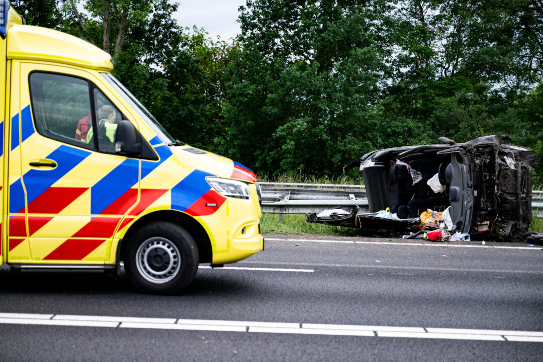 Auto slaat over de kop op A7 bij Kolham