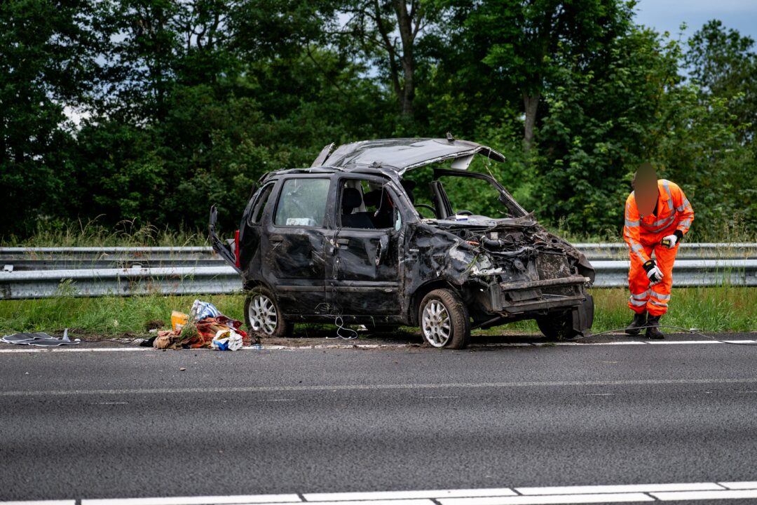 Auto slaat over de kop op A7 bij Kolham