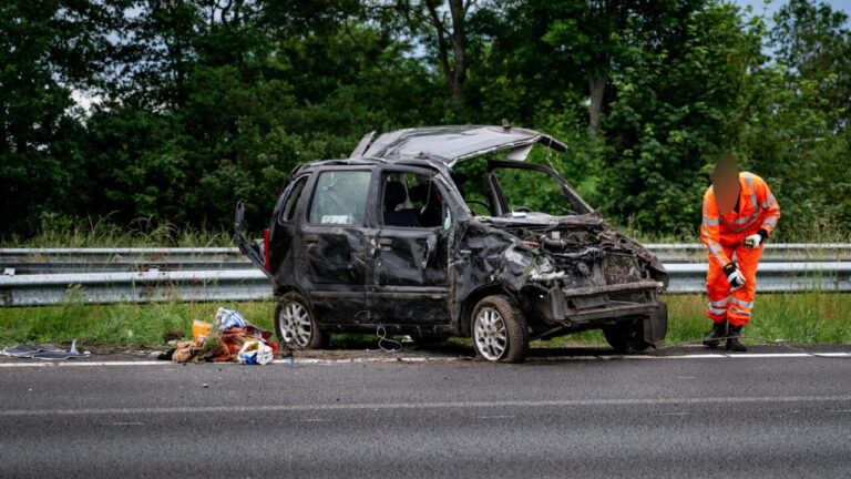Auto slaat over de kop op A7 bij Kolham