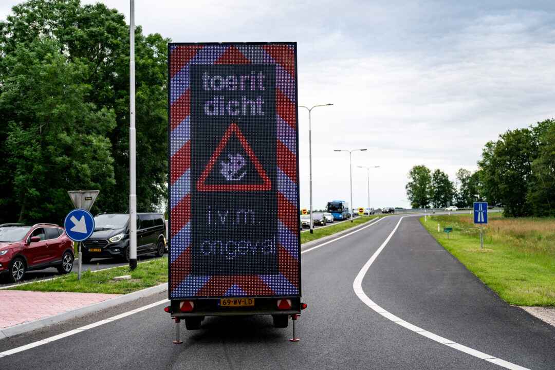 Auto slaat over de kop op A7 bij Kolham