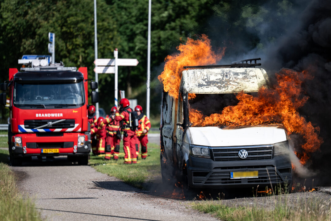 Bestelbus brandt uit langs Rijksweg-Oost in Sappemeer