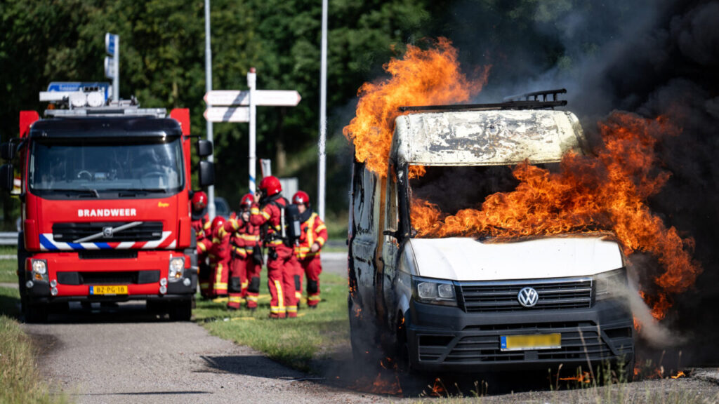 Bestelbus brandt uit langs Rijksweg-Oost in Sappemeer
