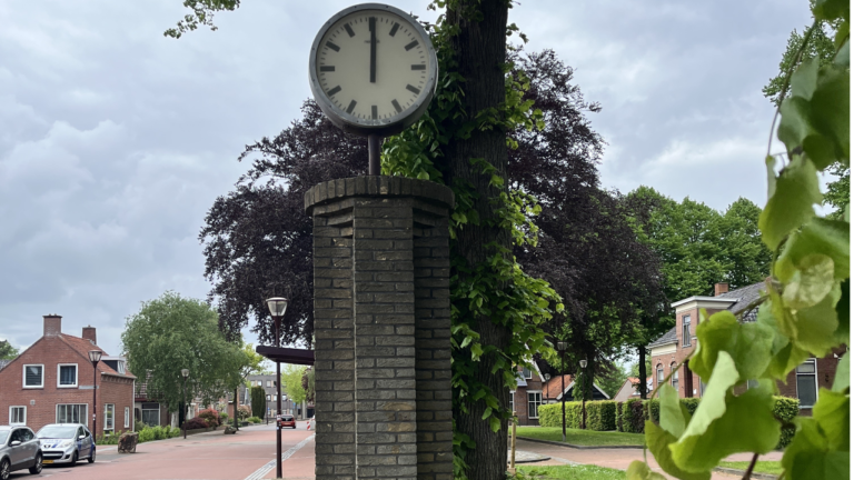 klok muntendam, Kerkstraat