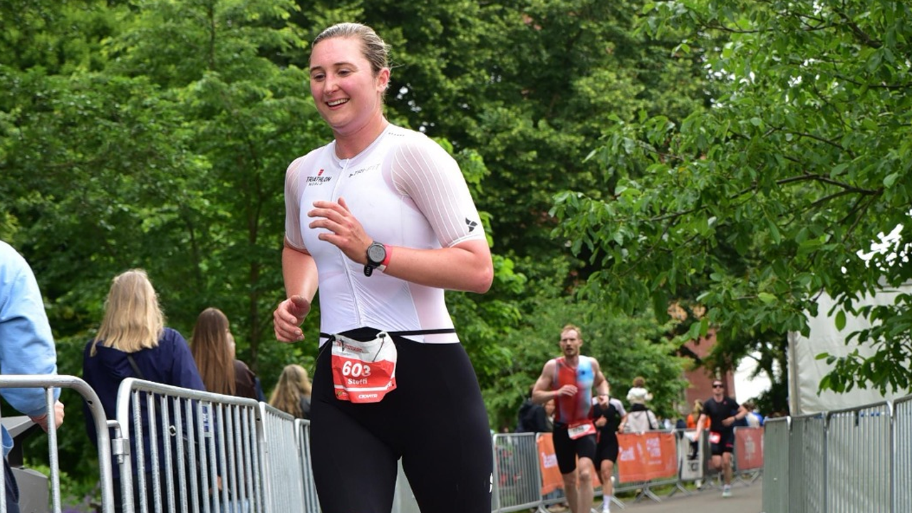 Triatlete Steffi Hu-Menzinga uit Hoogezand heeft de middenafstand van Tri Amsterdam gewonnen