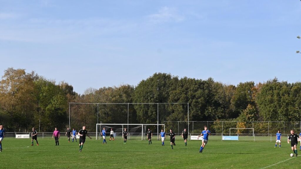 voetballen elftal 2 foto, vv Harkstede