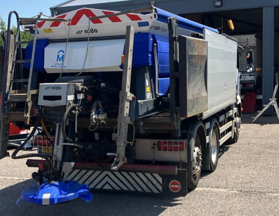 zoutstrooien vanwege extreme hitte, strookwagen gemeente Midden Groningen