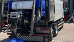 Strooiwagens de weg op vanwege hitte