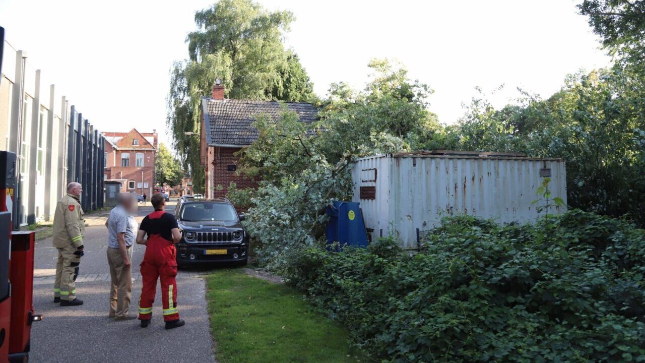 Boom op huis Hoogezand 112 bericht