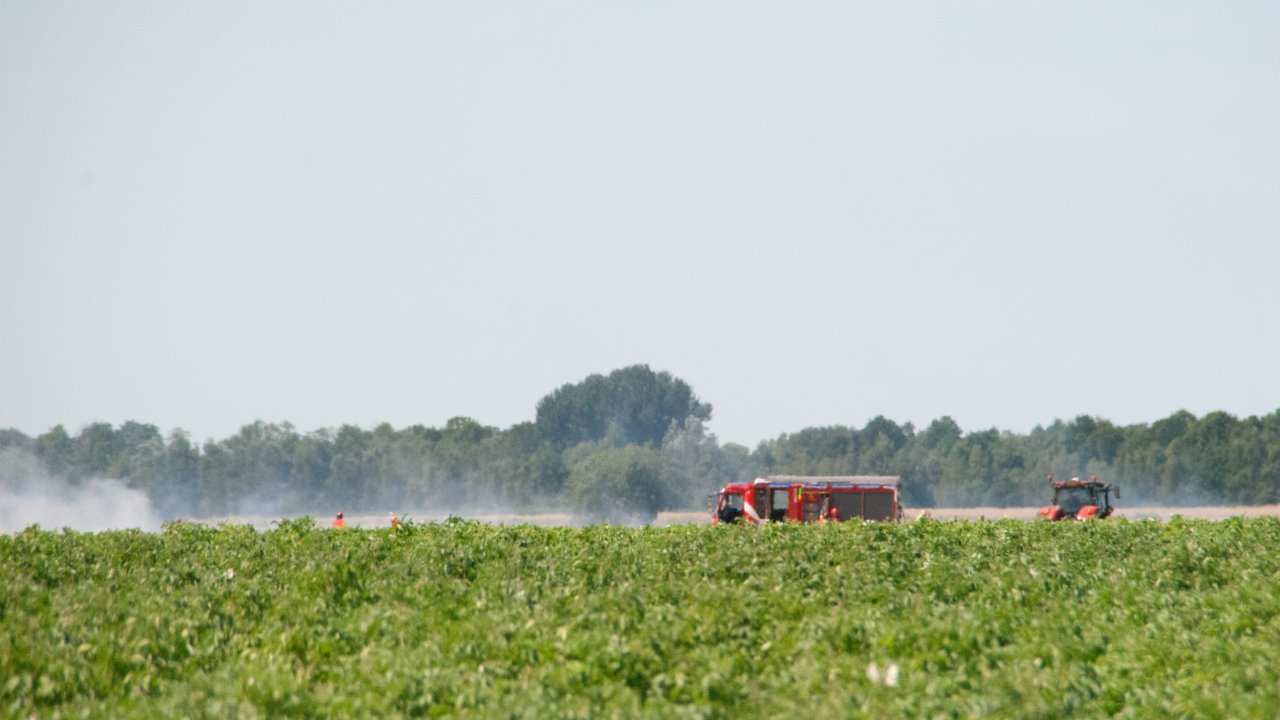 Grote brand in aardappelveld bij Siddeburen